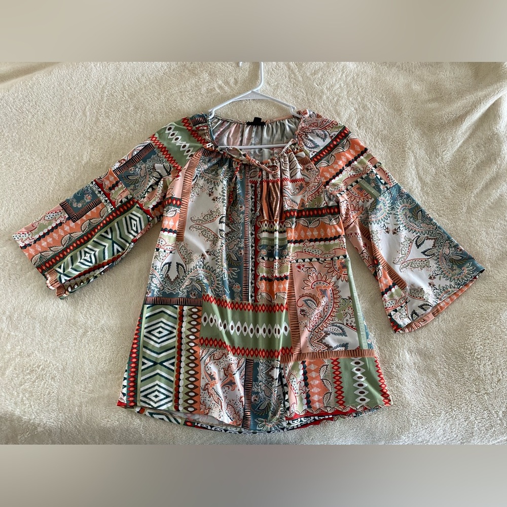 Multi colored top. 3/4” bell sleeves. Excellent condition. Smoke & pet free home